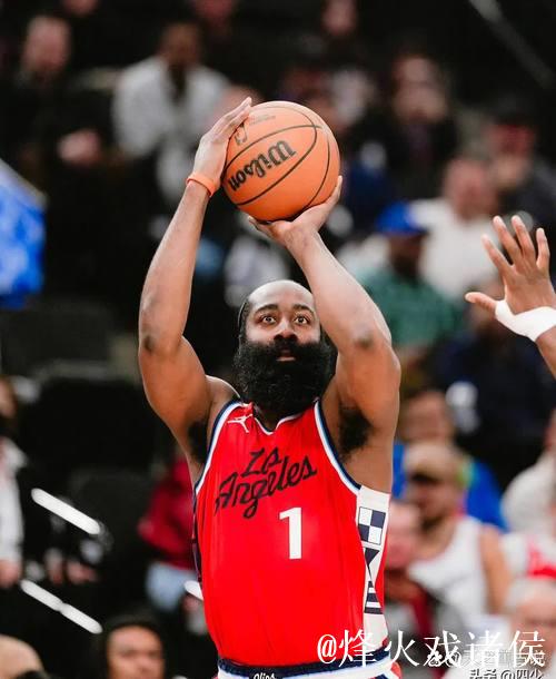哈登三节状态欠佳，三分效率亮眼贡献10分6助攻